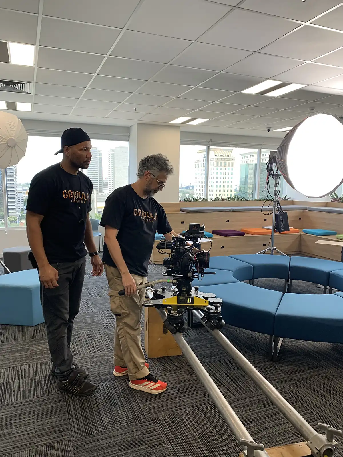 Equipe em set de produtora de filmes em São Paulo
